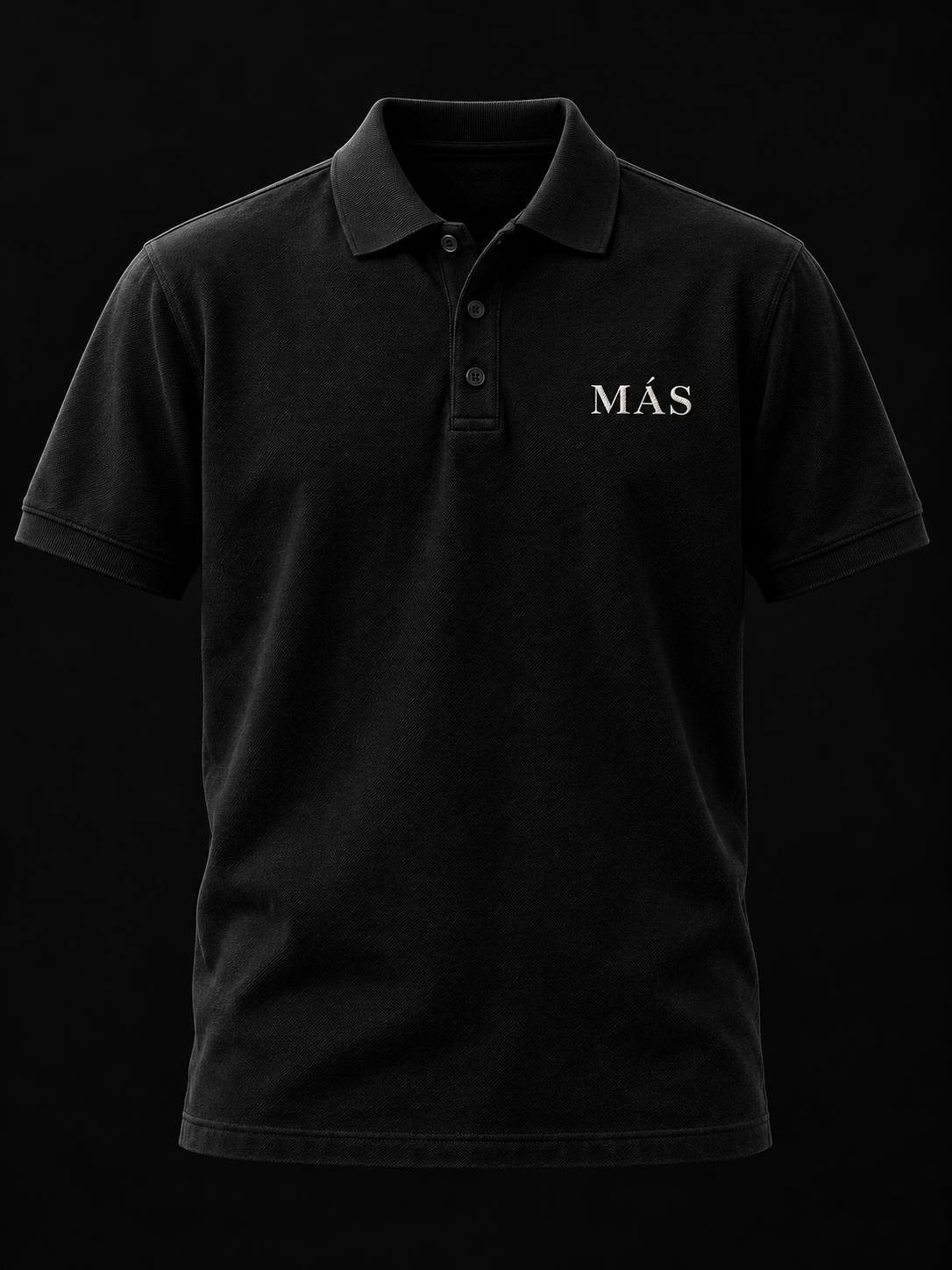 Solid-black polo concept with the MÁS wordmark on the wearer's left breast